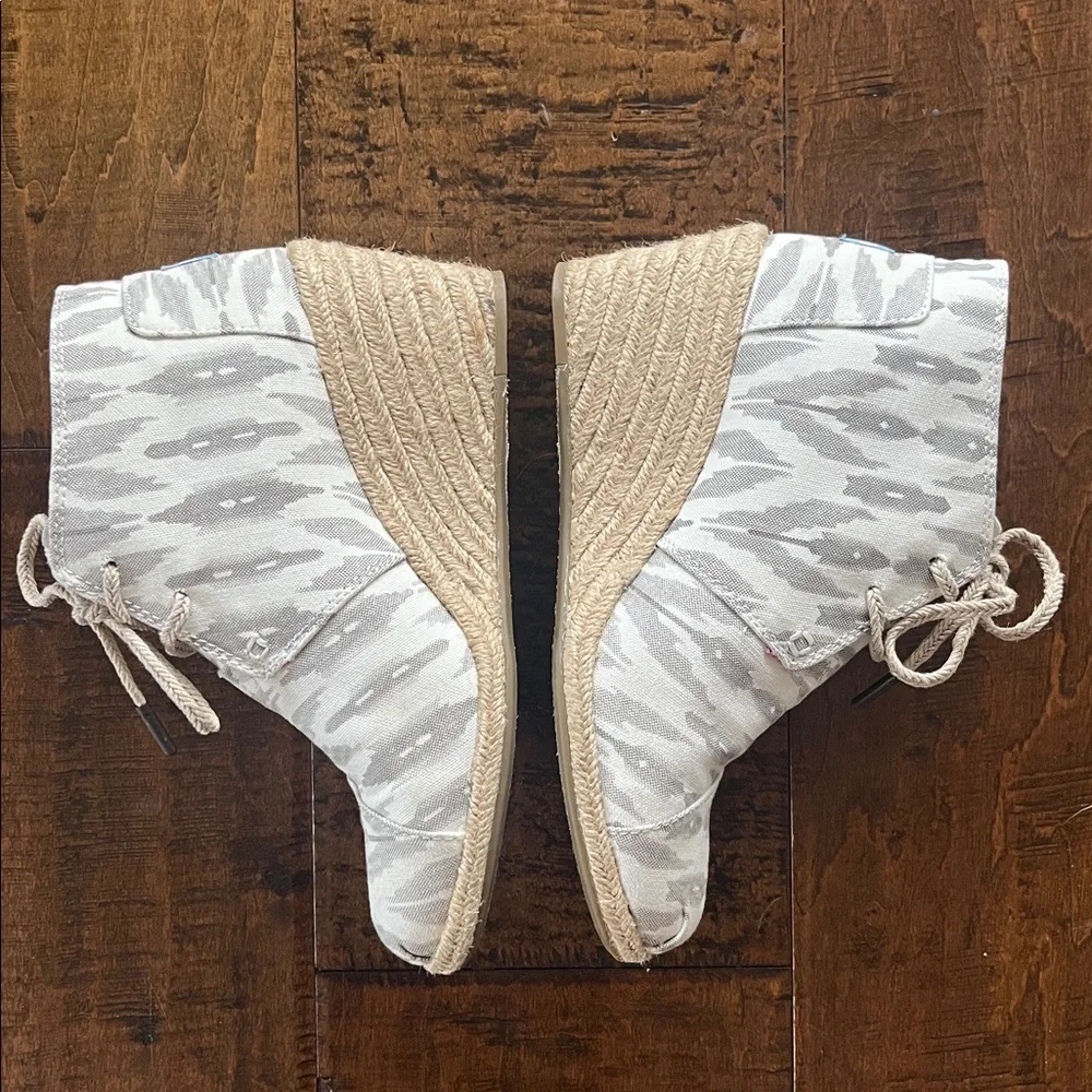 TOMS Desert Wedge gray and white Ikat espadrille wedge heeled booties sz 8